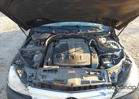 2013 Mercedes-Benz C 300 Sport 4Matic z USA, uszkodzony, nr VIN WDDGF8AB7DR244098